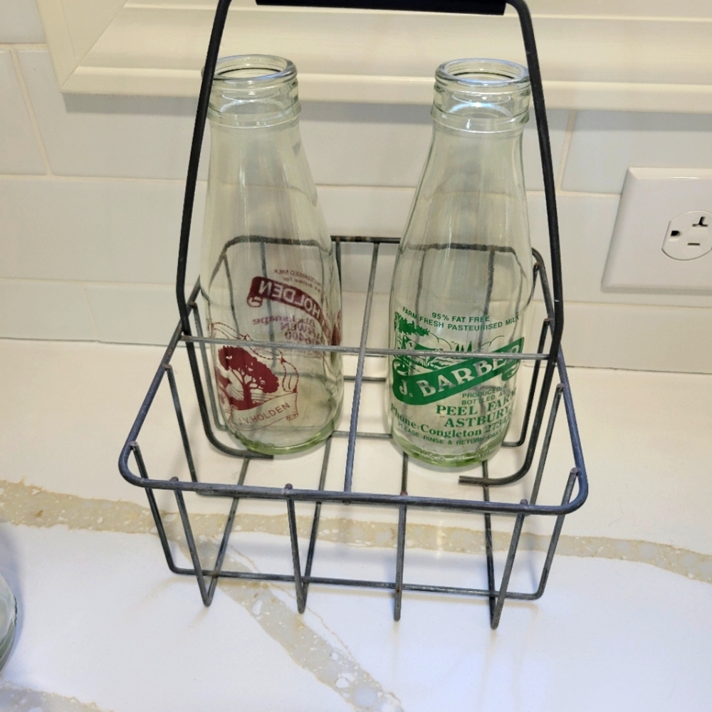 4 English Milk bottles with wire carrier - Picture 6 of 7